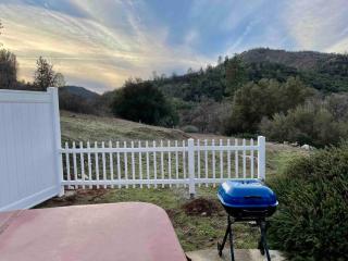 The Funky Chicken Hot Tub BBQ SLEEPS 4 - Ahwahnee - 9