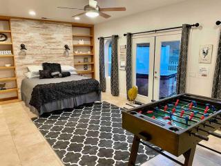 The Funky Chicken Hot Tub BBQ SLEEPS 4 - Ahwahnee - 8