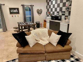 The Funky Chicken Hot Tub BBQ SLEEPS 4 - Ahwahnee - 3