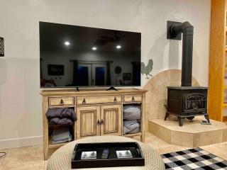 The Funky Chicken Hot Tub BBQ SLEEPS 4 - Ahwahnee - 2