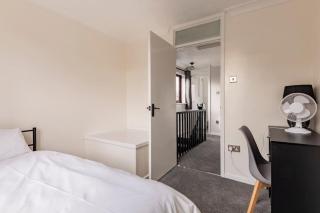 House on cul de sac - 1