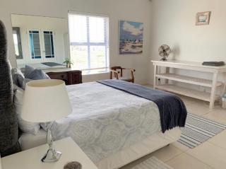 PERFECT 10 - 10 to 13 Sleeper Luxury Holiday Home Breakage Deposit of R2500 per Weekend Lease - Langebaan - 2