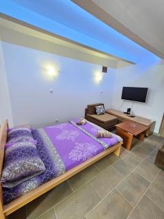 Booking Apartments Alone 1 - 2