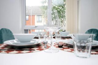 Modern and Cosy 3 Bed House Close to Cardiff City Centre perfect for Family Relocations, Contractors & Groups by Gurkha Stay with Free Parking and Wifi - 4