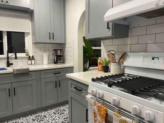 Huge Updated Spanish Apt - Steps to Beach & Bay! - Long Beach - 4
