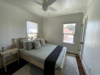 Huge Updated Spanish Apt - Steps to Beach & Bay! - Long Beach - 3