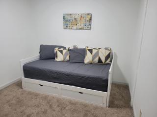 Shared guest house with private rooms - 8