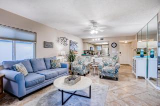 Dreamy oasis on the beach with balcony, pools, gym & ocean view - dog-friendly - 2