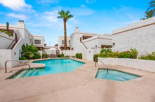 Renovated private in the heart of Old Town Scottsdale, pool & hot tub, outdoor bar & kitchen, walk to shops & bars - Scottsdale - 5