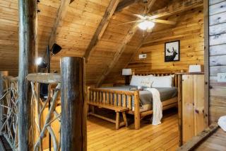 Our Deer Hideout - Couples retreat, hot tub, foosball, arcade - Sevierville - 9