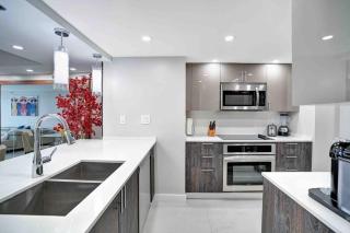 Summer Retreat! Water and City Views! - Miami - 5