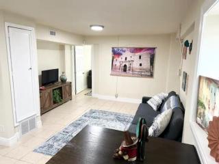 Minutes to the River Walk and the Alamo Pet Friendly Sleeps 8! - 7
