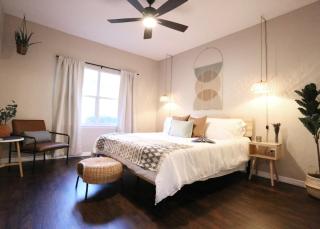 Nomad Retreat King Bed Boutique Condo w Garage - Gainesville - 9