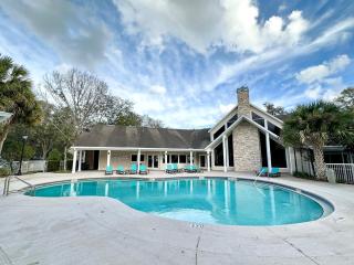 Nomad Retreat King Bed Boutique Condo w Garage - Gainesville - 6