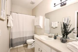 Nomad Retreat King Bed Boutique Condo w Garage - Gainesville - 2