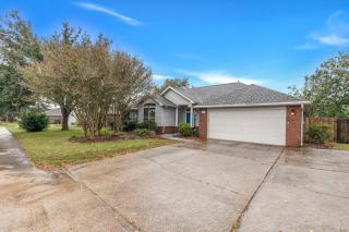 Breeze - Family Retreat with Waterfront Access & Game Room - Navarre - 4