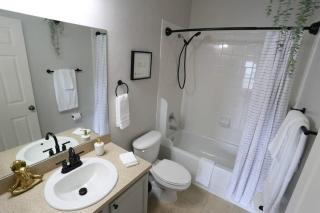 Renovated Modern Industrial Suite 2 BR Condo - Gainesville - 2