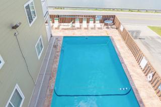 Right Across Beach Pool View Private Balcony By Zen Living Short Term Rental - Myrtle Beach - 4