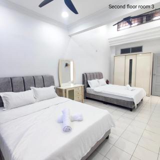 Double Storey 5 room Bukit Beruang -18pax - 5