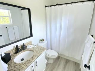 Sanctuary Gainesville Bright 2 BR King Condo - Gainesville - 3