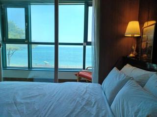 Ocean & sunrise View-10 seconds of beach walk - Three bedrooms - Goseong - 1