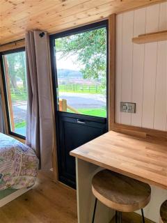 Cosy Shepherd's Hut near Shrewsbury - - 2
