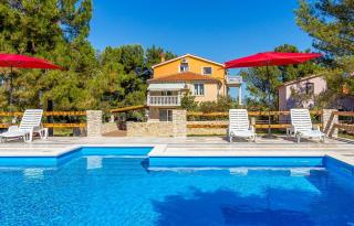 Ferienwohnung mit großem Pool nur 500 Meter bis zum Kieselstrand mit Klima, WLAN, Terrasse, Grillplatz - Ližnjan - 0