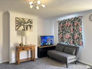 Modern 2 bed townhouse just outside City Walls with free private parking - 9