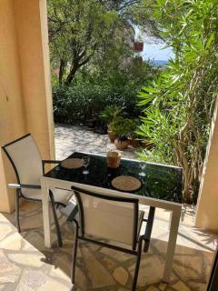 Appartement avec terrasse en rez-de-jardin dans résidence avec piscine, tennis et aire de jeux - Fréjus - 3