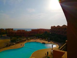 شالية على البحر والبسين بالعين السخنة بقرية امباير ريزورت - 1