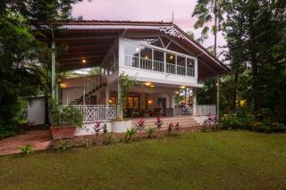 StayVista at Vanya Farms - Orchard Villa with Rustic Vintage interiors & Table Tennis table - Alībāg - 0