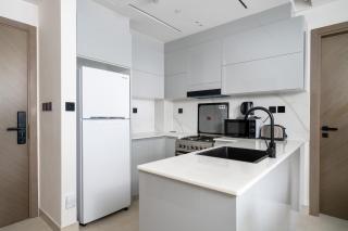 ALH Vacay - With Private Jacuzzi 2 bedrooms in Binghatti Canal - Dubai - 4