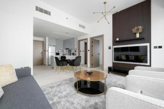ALH Vacay - With Private Jacuzzi 2 bedrooms in Binghatti Canal - Dubai - 2