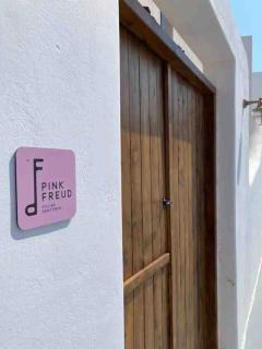 Pink Freud Villas Santorini - Oia - 4