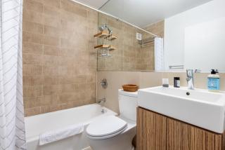 UES Studio w Gym Doorman Balcony Stunning Roof NYC-504 - New York - 2