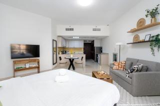 Amazing Studio with Balcony & Beach access-RAK - Ras al Khaimah - 3