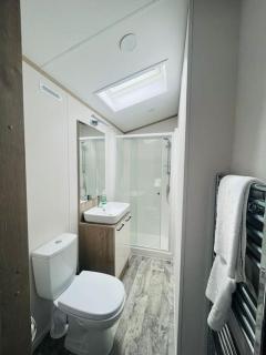 Hideaway Retreat with Hot Tub - York - 5
