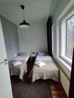 Kotimaailma - Saunallinen kolmio lähellä lentokenttää - 1