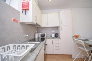 Acolhedor Apartamento de 1 Quarto com Terraço - Parede - 5