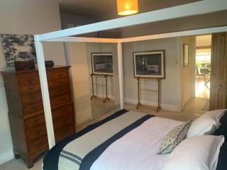 Top Floor. Top Notch. Tranquil Treat. Stone's throw from Thames. - 7