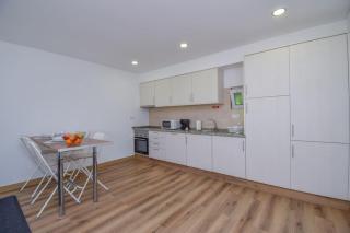 Apartamento Ensolarado com terraço - 10 minutos da praia - Parede - 9