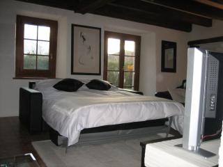 Spacious Farmhouse Apartment, by Lake & Mountains - Larringes - 9