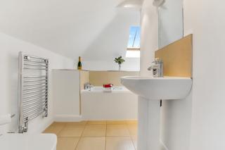 Comfortable 3-Bed Dormer Bungalow Family & Business Friendly - Thringstone - 2