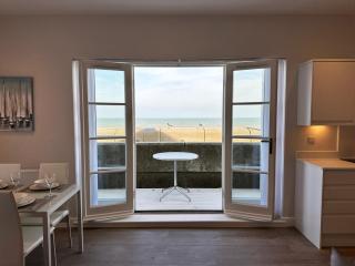 Beachfront Bliss Apartment - Near Hythe - On Beach Seafront - Private Parking - Dymchurch - 4