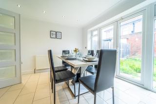 Modern Spacious 4 Bed Hayes Home with Free Parking - 5