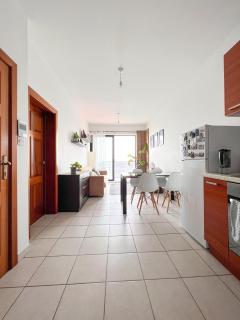 F8 1 Seaview room, Living and bathroom shared , StJulians - St Julian's - 2
