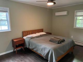 Cute ranch house, less than 1 mile to downtown and skidmore. 2 miles to the track and SPAC - Saratoga Springs - 8
