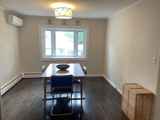 Cute ranch house, less than 1 mile to downtown and skidmore. 2 miles to the track and SPAC - Saratoga Springs - 6