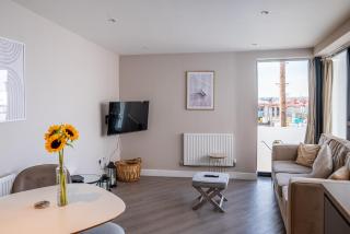 Beautiful Two bedroom Harbour Side Apartment - 7
