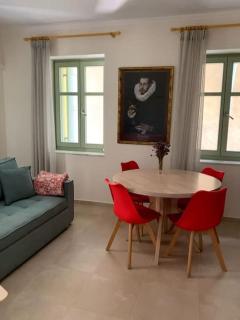 Διαμέρισμα σε ανακαινισμένο αρχοντικό 19ου αιώνα, κέντρο Μύρινας - 0